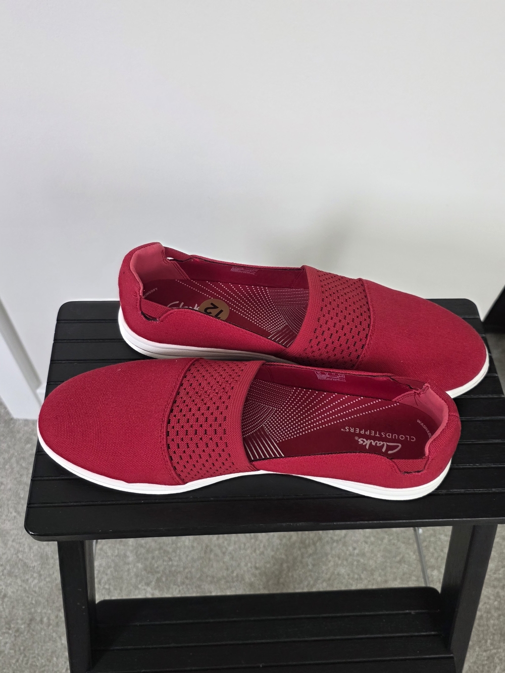 Clarks Cloudsteppers red Slip-on Shoes Washable Women's Red Knit Slip-On Loafers